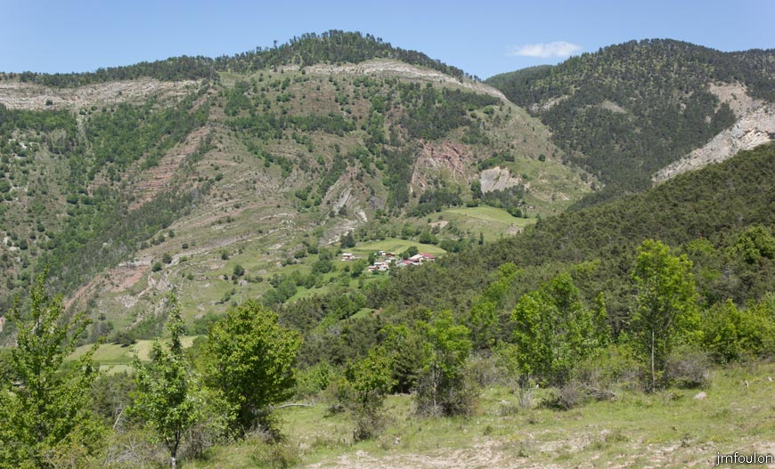 esparron-monges-100web.jpg - Au centre le Hameau du Pont distant de 600 m d'Esparron-la-Bâtie