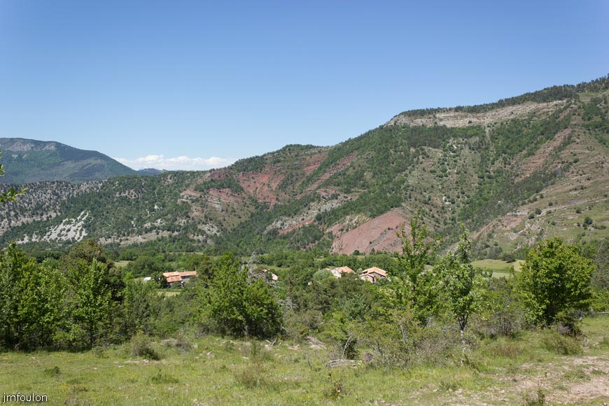 esparron-monges-101web.jpg - Esparron-la-Bâtie - Le village d’Esparron est cité dès 1200 (sous le nom de castrum Sparronis) - Esparron-la-Bâtie est plus durement touchée par la crise du XIVe siècle (Peste noire et guerre de Cent Ans). 74 feux en 1315 - 12 en 1471 - En 1765, elle est peuplée de 205 habitants