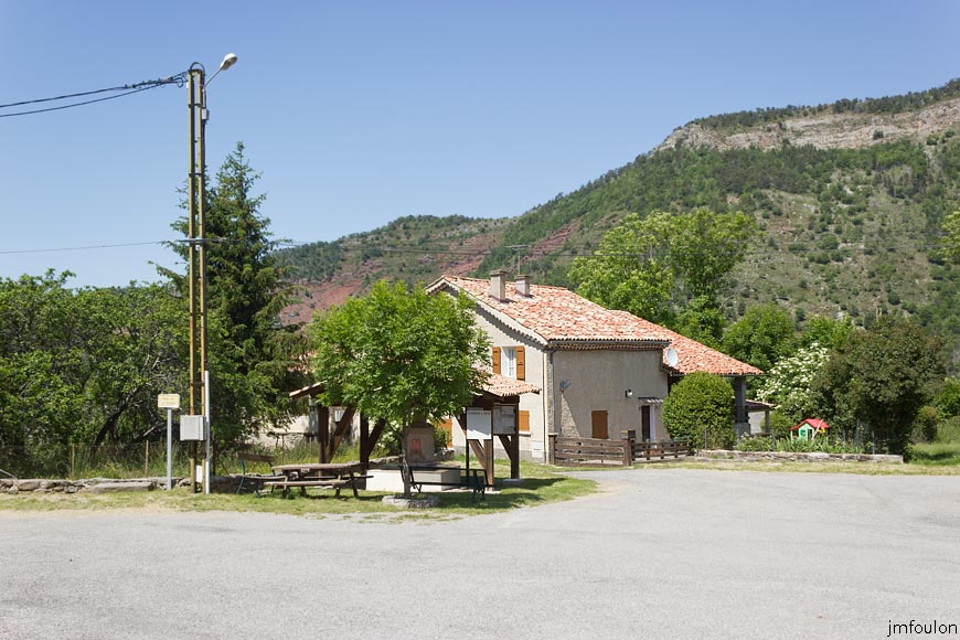 esparron-monges-103web.jpg - Esparron-la-Bâtie - Place du village
