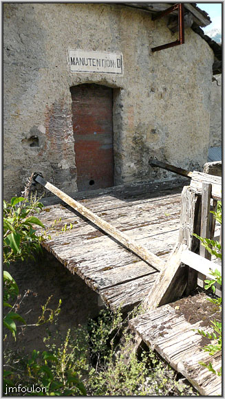 fort-queyras-101web.jpg - Fort Queyras - La Manutention - C'est par cet accès que le boulanger de la garnison recevait sa farine. Cette pièce se trouve juste au-dessus des fours afin d'éviter l'humidité