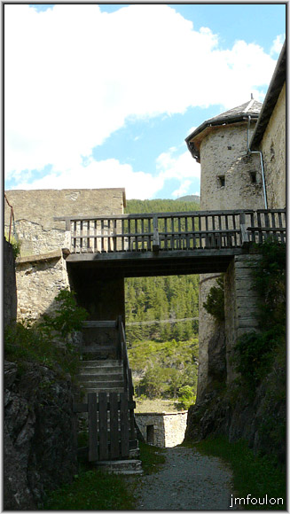fort-queyras-118web.jpg - Fort Queyras - Le fossé vu dans l'autre sens. On aperçois la passerelle de l'accès Ouest au château et sa tour Nord-Ouest