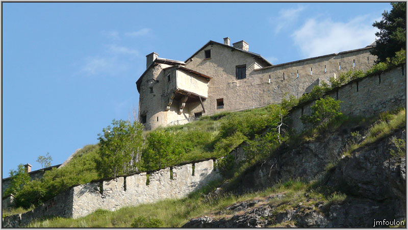 fort-queyras-11web.jpg - Fort Queyras - Vue Sud. La Caserne, le chemin de ronde de la cour du château et la basse enceinte crénelée