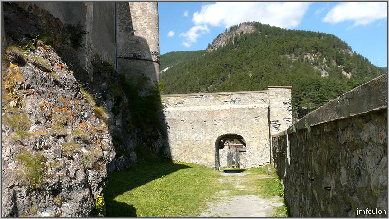 fort-queyras-126web.jpg - Fort Queyras - Bastion Nord. Nous nous trouvons ici entre le donjon à gauche d'époque médiévale et l'enceinte intérieure aménagée par Vauban en 1692