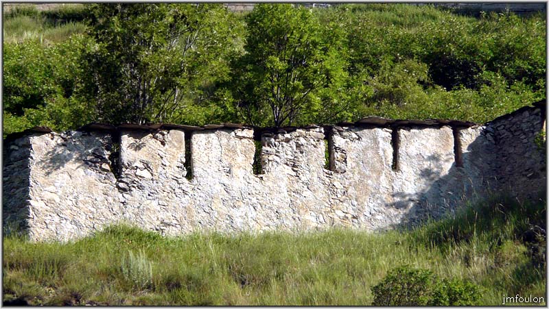 fort-queyras-12web.jpg - Fort Queyras - Détail de la basse enceinte crénelée au Sud