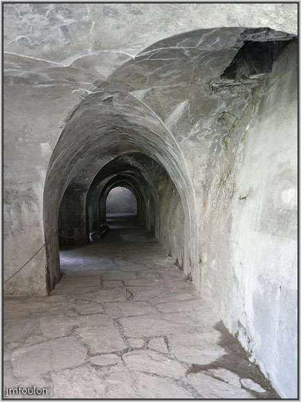 fort-queyras-131web.jpg - Fort Queyras - Cet ouvrage comporte cinq voûtes de 3,10 m de hauteur sous croisées d'ogives. Cinq métres de profondeur et cinq cheminées d'aération