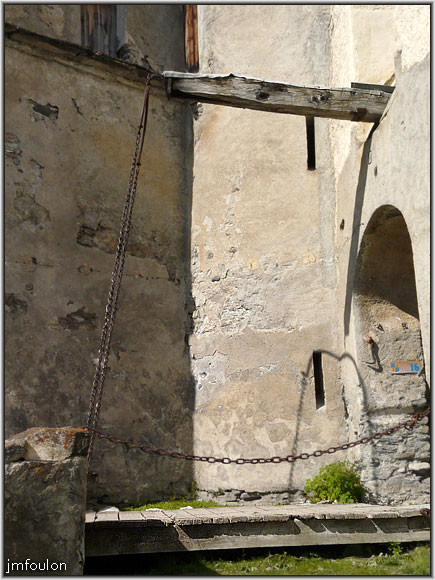fort-queyras-134web.jpg - Fort Queyras - Pont-levis permettant l'accés à la cour du chateau depuis la cour de l'artillerie. Le fossé à disparu lors des aménagements de la cour de l'artillerie par Vauban