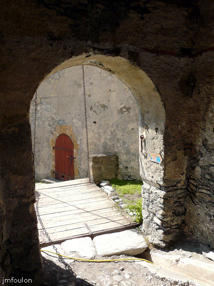 fort-queyras-136web.jpg - Fort Queyras - Pont-levis vu de l'intérieur
