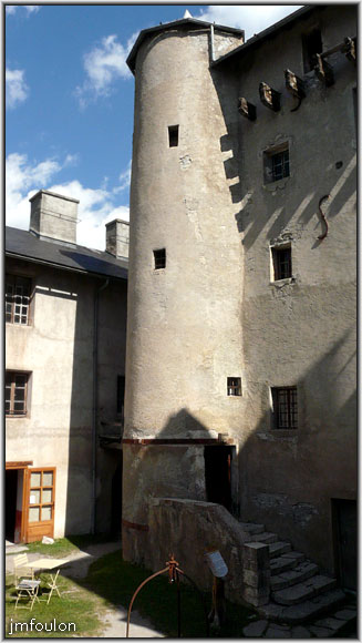 fort-queyras-150web.jpg - Fort Queyras - Vue sur la Caserne et l'entrée du donjon depuis la porte de la tour