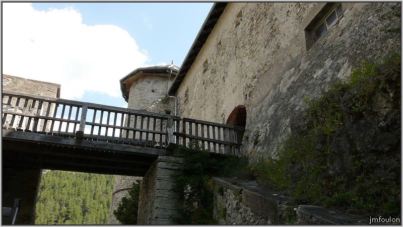 fort-queyras-165web.jpg - Fort Queyras - Accès Est au Château. Ce pont est intérrompu à droite au niveau du pilier par un pont levis