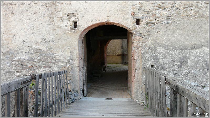 fort-queyras-166web.jpg - Fort Queyras - Accès Est au Château. Nous allons voir le mecanisme de ce pont-levis "moderne". Initialement, ce pont était une flèche à bascule