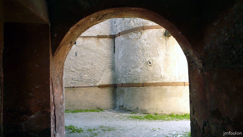 fort-queyras-172web.jpg - Fort Queyras - Une fois passé le pont-levis on se retrouve face au mur Est du donjon