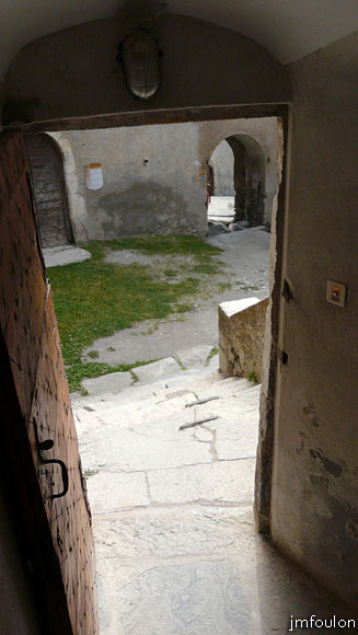 fort-queyras-178web.jpg - Fort Queyras - Le Donjon - En 1692, Vauban constate que tout y est rassemblé . Poudre et munitions dans les caves pour la défense du fort, vivres, logement et même un four à pain. Seront alors décidés les travaux de la nouvelle enceinte permettant de le soulager