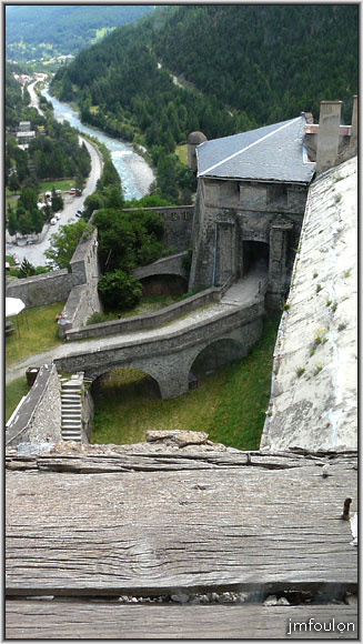 fort-queyras-182web.jpg - Fort Queyras - Le Donjon - Vue vers l'Est et l'entrée de la forteresse depuis une fenêtre. On voit bien ici la Demi-Lune