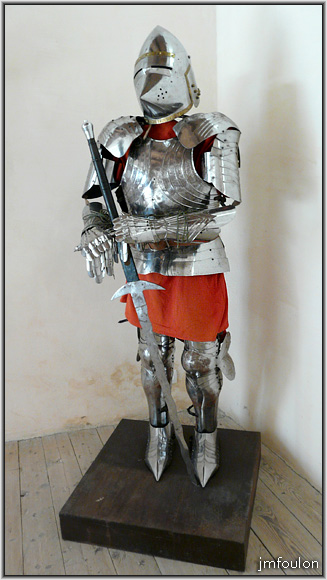 fort-queyras-187web.jpg - Fort Queyras - Exposition d'armures, armes et boucliers dans la tour du chemin de ronde de la cour du château
