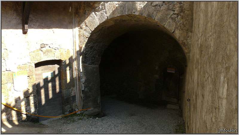 fort-queyras-42web.jpg - Fort Queyras - Une fois passé cette porte, nous ne somme pas encore dans la forteresse. Pour cela il faudra passer la Porte Royale. Nous verrons cela plus loin