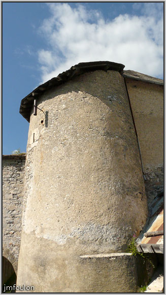 fort-queyras-51web.jpg - Fort Queyras - Vue complète de la petite tour dont on voit la partie haute sur la précédente photo. Cette tour fait parti de la première enceinte du château médiéval