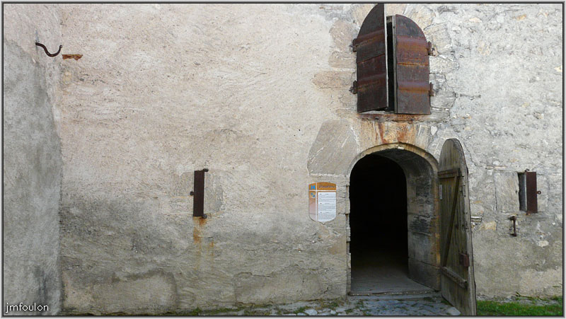 fort-queyras-72web.jpg - Fort Queyras - La Poudrière. Jusqu'alors, la poudre était stockée dans le donjon puis transférée dans la tour Est par Vauban. Cette poudrière fut crée en 1787. Elle comprend une voûte en berceau recouverte de terre et d'une charpente, de larges murs latéraux de 2,30 m d'épaisseur. Toutes les précautions ont été prisent contre le feu. Events en chicane, plancher double fixé avec des clous de cuivre rouge, paratonnerre, double porte, gonds en bronze. Elle pouvait contenir 21400 kg de poudre en barils de 100 kg