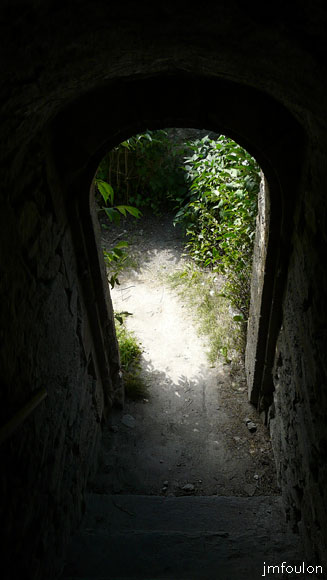 fort-queyras-87web.jpg - Fort Queyras - Sortie de l'escalier au niveau de la Basse Enceinte Crénelée