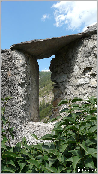 fort-queyras-92web.jpg - Fort Queyras - Meurtrière recouverte d'une lauze sur la Basse Enceinte Crénelée.