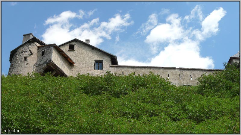 fort-queyras-95web.jpg - Fort Queyras - Vue sur le pignon Sud de la caserne et le chemin de ronde de la cour du Château