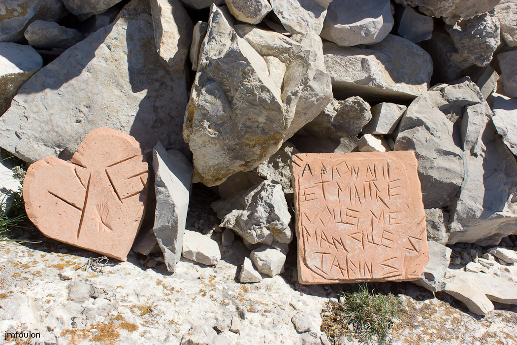 gache-045.jpg - Carreau gravés sur le caïrn
