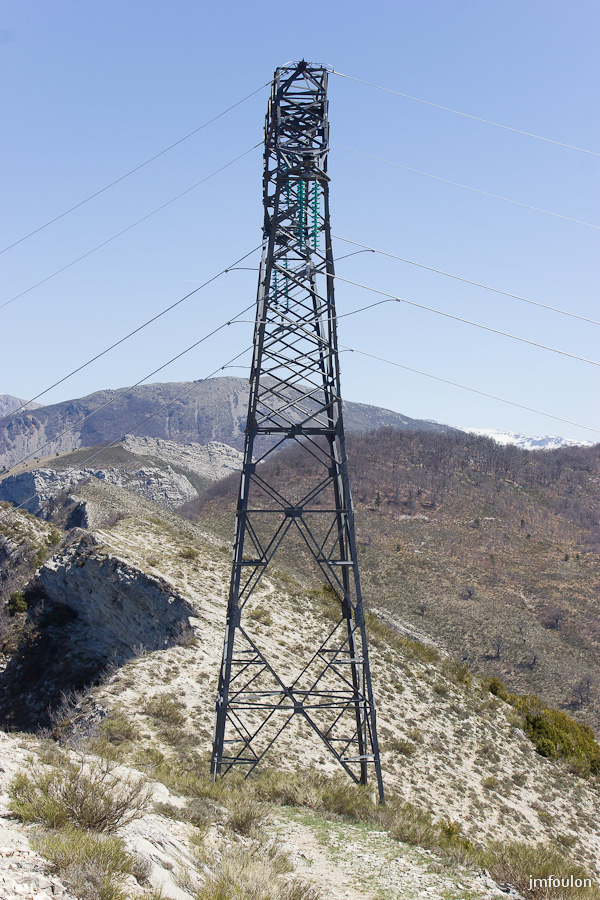 gache-071.jpg - Une ligne à haute tension traverse la crête Nord/Sud