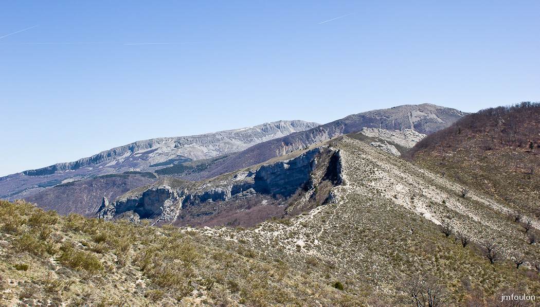 gache-075.jpg - Il nous reste à parcourir la ligne de crête jusqu'au petit collet que l'on aperçois au loin avant de redescendre plein Sud sur Chardavon