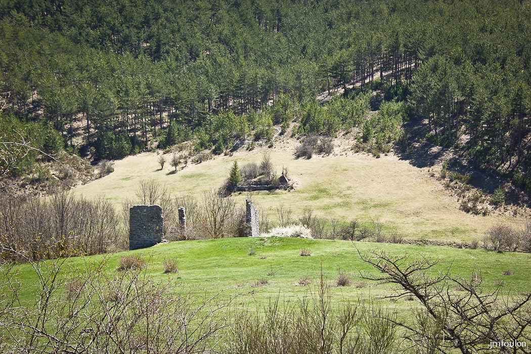 gache-084.jpg - Vue sur le très vieux cimetière de Chardavon et une ruine
