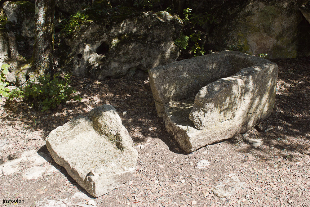 ganagobie-010-2.jpg - Auge brisée près d'une des quatre carrières de pierre qui se trouvent sur le plateau