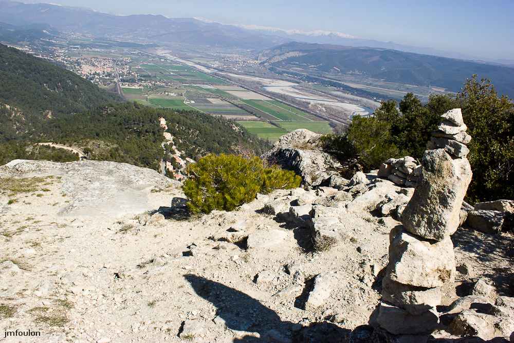 ganagobie-049-2.jpg - Vue sur la vallée de la Durance. A gauche, Peyruis