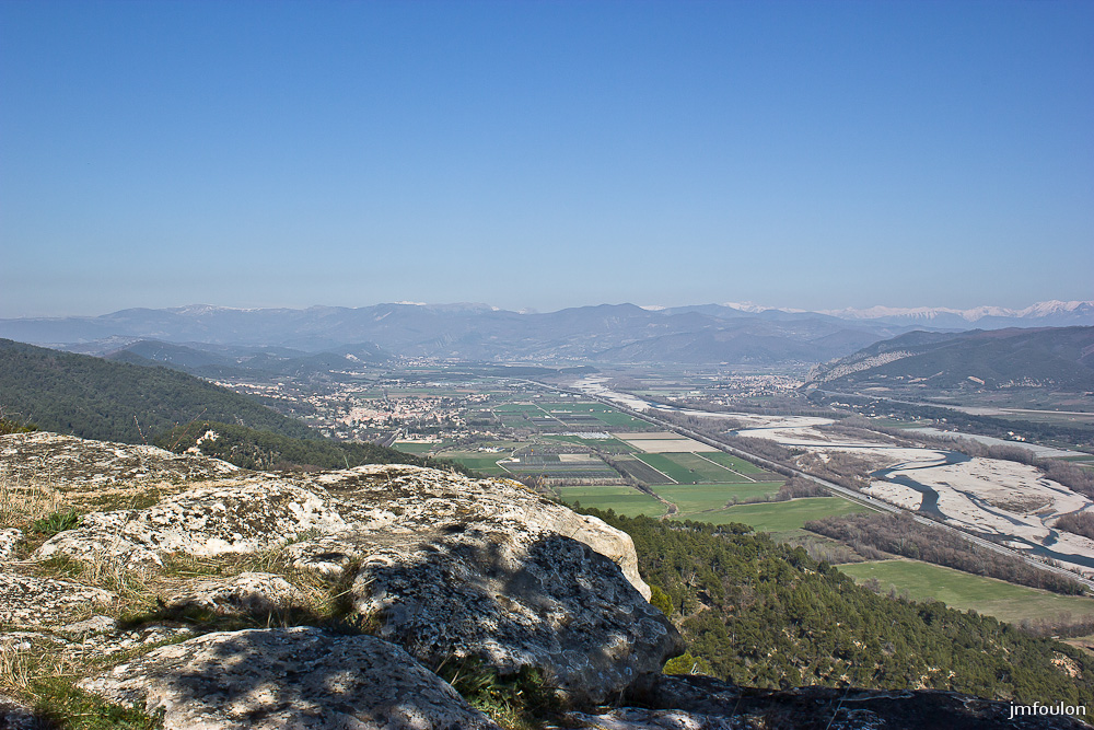 ganagobie-056-2.jpg - Vue vers le Nord et la vallée de la Durance à sa confluence avec la Bléone. On parle aujourd'hui de Carrefour Bléone-Durance
