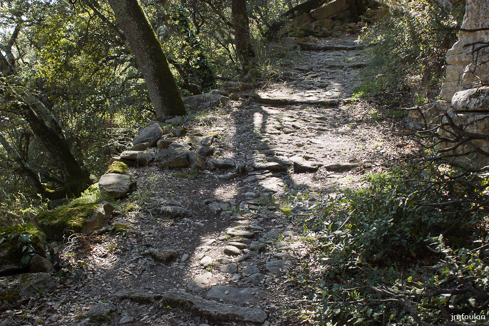 ganagobie-063-2.jpg - Vestiges de l'ancien accès au plateau et au monastère depuis l'Est de celui-ci