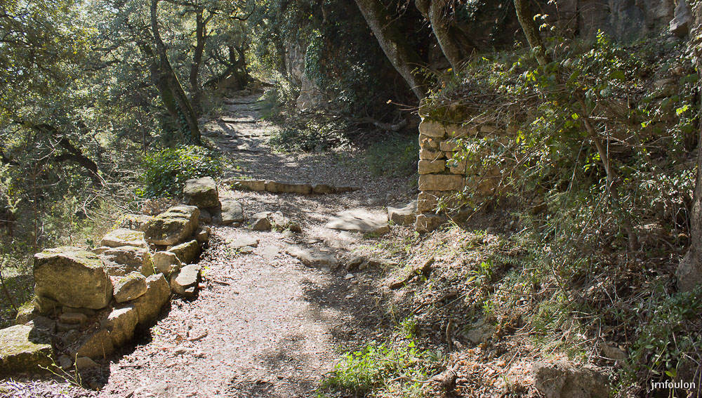 ganagobie-065-2.jpg - Vestiges de l'ancien accès au plateau et au monastère depuis l'Est de celui-ci (autre vue)