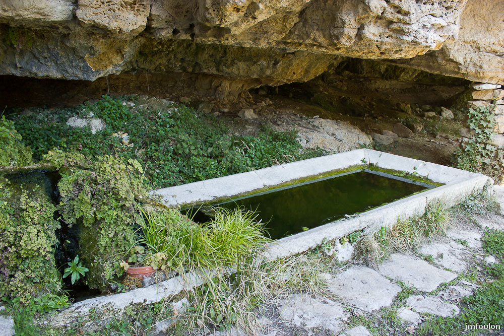ganagobie-067-2.jpg - Ici, sous une Baume (grotte) , un aiguier séculaire qui recueille les eaux de ruisssellement qui alimentent un bassin