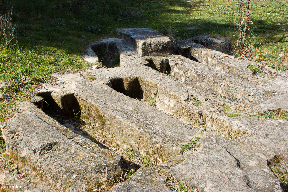 ganagobie-072-2.jpg - En remontant ce chemin caladé, on débouche sur une série de tombes rupestres avec une cavité pour la tête. Une seule dalle de couverture est encore sur le site.
