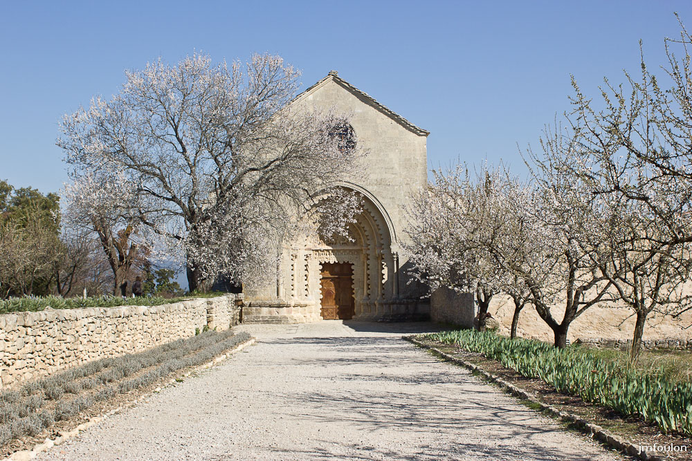 ganagobie-076-2.jpg - Le parvis de l'église du monastère de Ganagobie et son merveilleux portail à festons