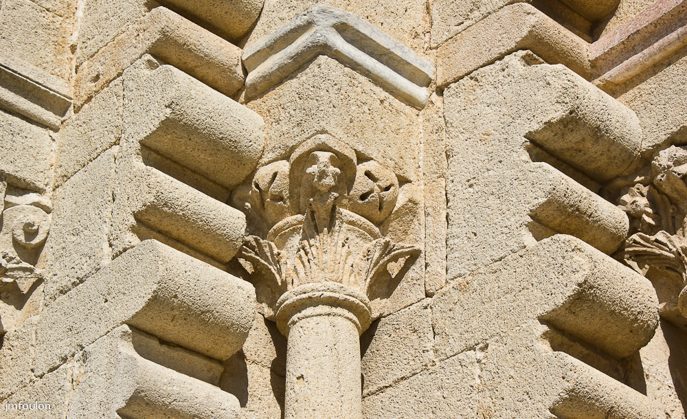 ganagobie-081-2.jpg - Un des chapitaux du portail (pour plus d'informations retourner sur la page dédiée au plateau de Ganagobie)