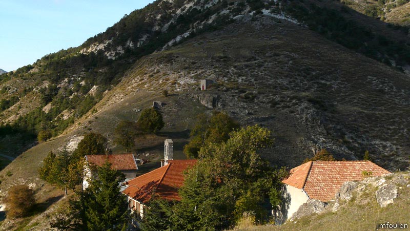 astoin-03web.jpg - Autre vue sur Astoin depuis la butte qui domine le village au sud et qui aurait pu porter le castrum. Ici, un nuage passe d'ou cette étrange lumière