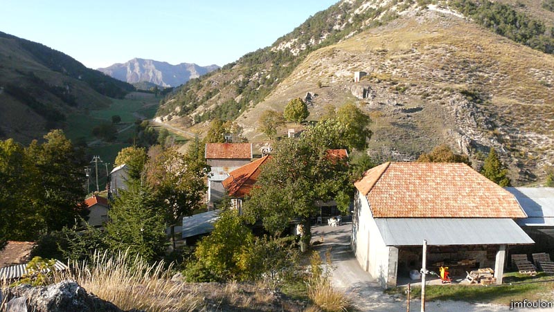 astoin-04web.jpg - Voici le village en entier. Celui-ci ne comprends que quelques maisons et fermes ainsi qu'une église. A gauche, le col de Sagnes