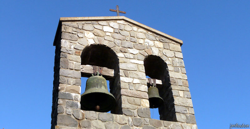 astoin-08web.jpg - Eglise Sainte Anne - Le clocher-mur et ses deux cloches de plus près