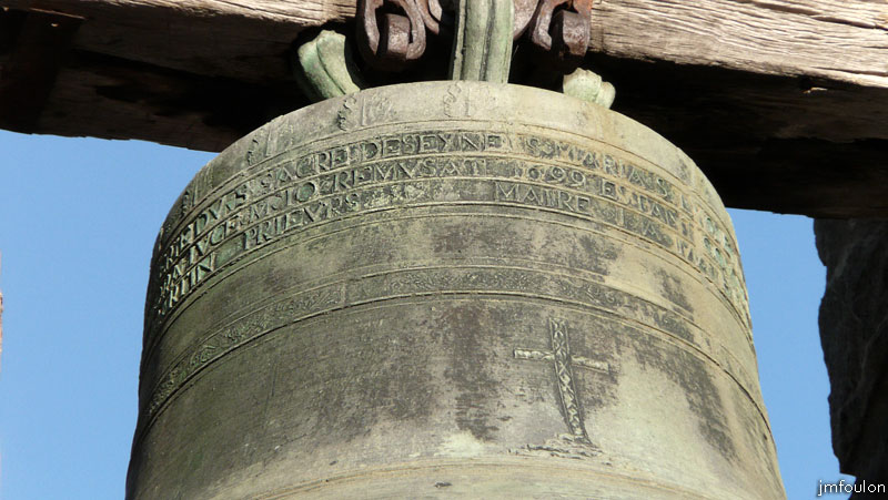 astoin-09web.jpg - Eglise Sainte Anne - détail de la cloche la plus grosse. Celle de gauche datée de 1699. Celle de droite ne comporte pas d'inscriptions
