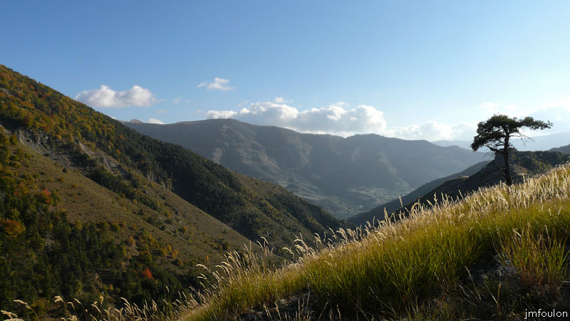 astoin-20web.jpg - A gauche le Rascle (1547 m) et le ravin de l'Adret