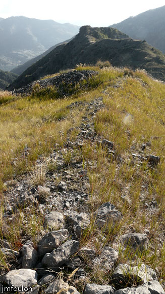 astoin-23web.jpg - Emplacement pésumé du castrum d'Astoin (castrum de Austeuno). Vue vers le Sud