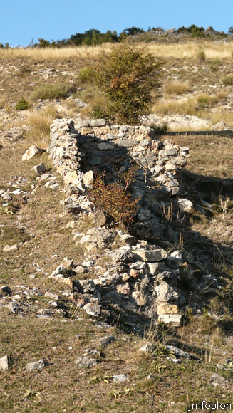 astoin-25web.jpg - Ruines d'une bâtisse. Murs Ouest et Nord