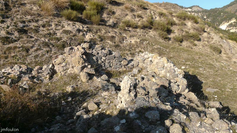 astoin-31web.jpg - Encore un peu plus à l'Est se trouve une petite ruine carrée qui garde ses quatres murs sur 1m à 1,50 m de haut