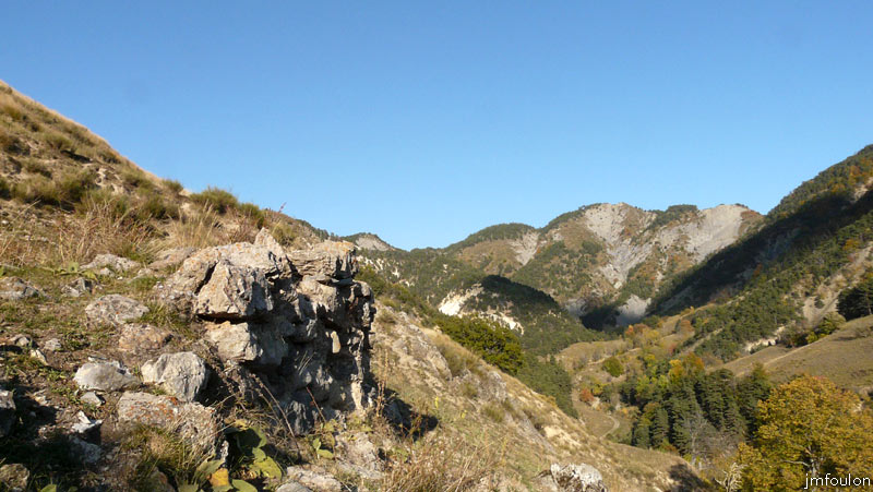 astoin-34web.jpg - Vue vers l'Est depuis le mur vu précédemment. Au loin, la Montagnette (1488 m). A gauche au premier plan, l'Adret de Garet (1420 m) et à droite le Rascle (1547 m)