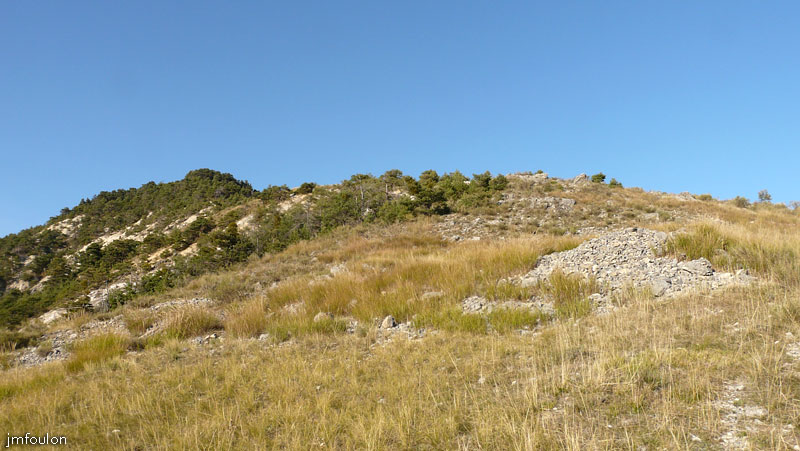 astoin-35web.jpg - Vue vers le sud, la Bélane et l'Adret de Garet. Ici s'étalait le village médiéval au XII-XIIIe siècles. Sur la carte de Cassini cet endroit est nommé "Sime de Vière"