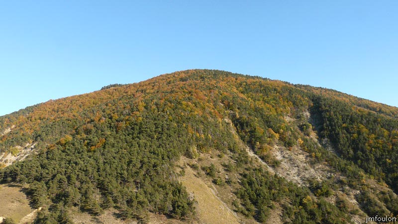 astoin-39web.jpg - Le Rascle (1547 m) qui prend ses teintes automnales