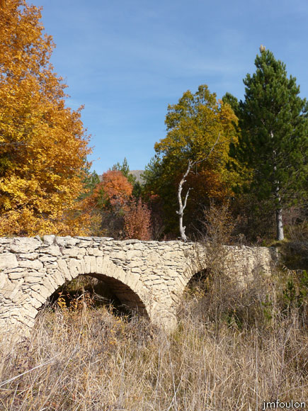 aqueduc-sagnieres-27web.jpg - L'aqueduc face Sud. Celui-ci comporte deux arcs. Le bâti est très soigné et bien conservé