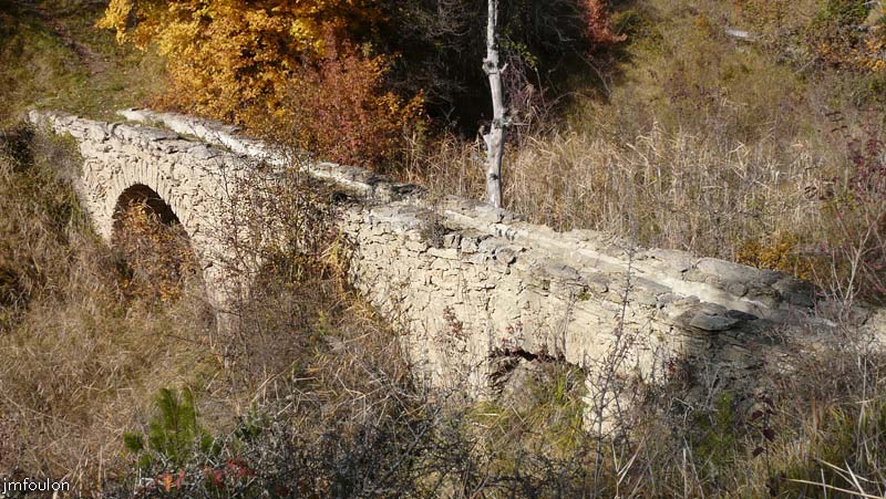 aqueduc-sagnieres-35web.jpg - L'aqueduc vu depuis l'Est. On voit après la dernière arche un petit arc brisé à l'Est